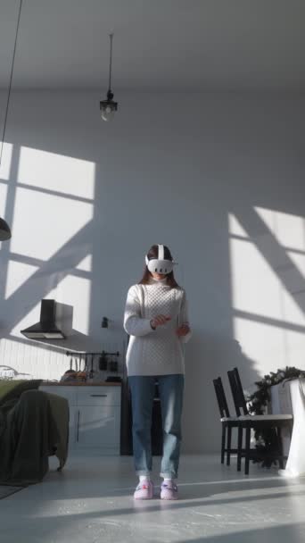 Moderní Stylové Prostředí Mladá Žena Lehkém Oděvu Použitím Sluchátek Virtuální — Stock video