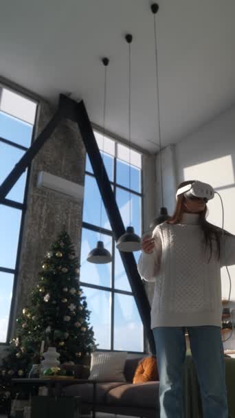Con Luz Del Sol Entrando Apartamento Navidad Una Joven Vibrante — Vídeos de Stock