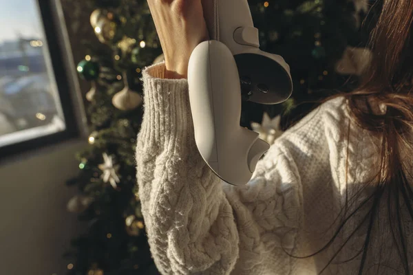 Mladá Energická Dívka Dostala Vánocům Sluchátka Virtuální Reality Kvalitní Fotografie — Stock fotografie