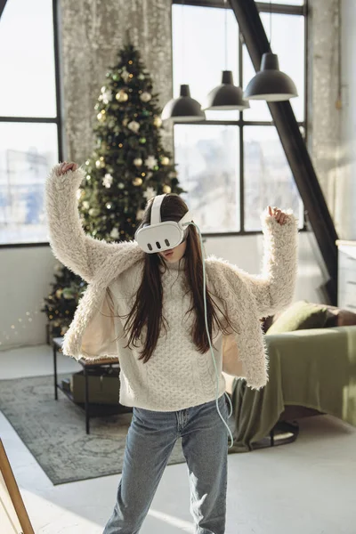 Атмосфере Рождественской Елки Ошеломляющая Молодая Женщина Испытывает Виртуальную Реальность Высокое — стоковое фото
