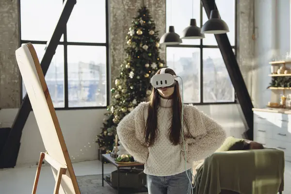 Christmas Tree Backdrop Lovely Young Lady Engages Virtual Reality High — Stock Photo, Image