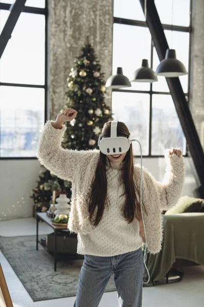 Met Een Kerstboom Achtergrond Verkent Een Mooie Jonge Vrouw Virtuele Stockfoto