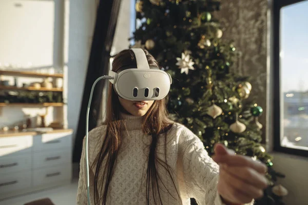 送给一个充满热情的年轻女士的圣诞礼物是一个虚拟现实的耳机 高质量的照片 图库图片
