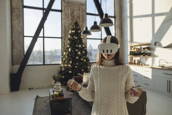 Flickan Prydd Ett Headset Berättar Sina Virtuella Upplevelser Högkvalitativt Foto Royaltyfria Stockbilder