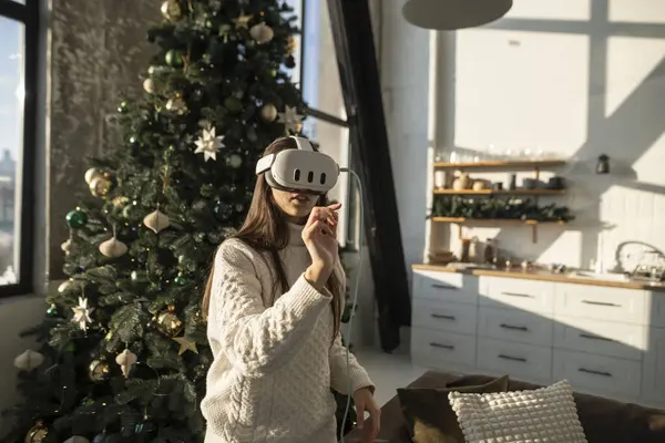 Ljus Ung Kvinna Bär Virtuell Verklighet Headset Solig Vintermorgon Högkvalitativt Stockbild