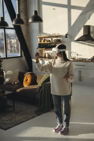 Молода Жінка Занурена Онлайн Гру Носить Гарнітуру Віртуальної Реальності Вдома Стокова Картинка