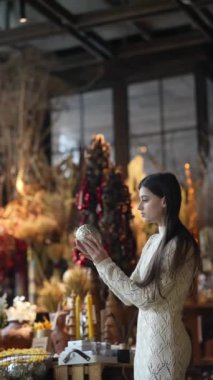 Yeni Yıl Dekorasyon Atölyesi 'nin katılımcısı da görüşlerini paylaşıyor. Yüksek kalite 4k görüntü