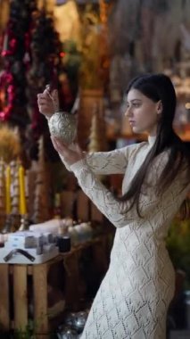 Yılbaşı dekorasyon kursundan bir katılımcı da onun izlenimlerini paylaşıyor. Yüksek kalite 4k görüntü