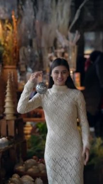 Yılbaşı dekorasyon seansına katılan bir katılımcı da deneyimini paylaşıyor. Yüksek kalite 4k görüntü