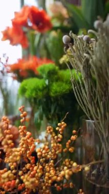 Dekor dükkanının tezgahında Noel dekoru sergileniyor. Yüksek kalite 4k görüntü