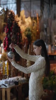 Yılbaşı süsleme atölyesine katılan bir katılımcı düşüncelerini paylaşıyor. Yüksek kalite 4k görüntü