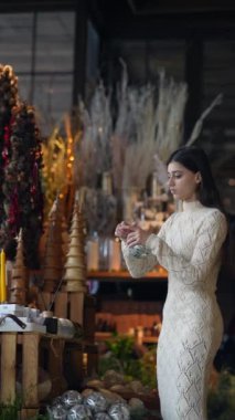 Yılbaşı süslemeleri yapan bir atölye katılımcısı deneyimini paylaşıyor. Yüksek kalite 4k görüntü