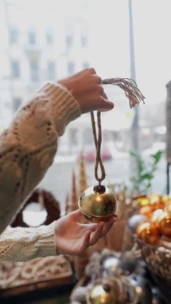Uczestniczka Noworocznej Ornament Crafting Masterclass Dzieli Się Swoimi Spostrzeżeniami Wysokiej — Wideo stockowe