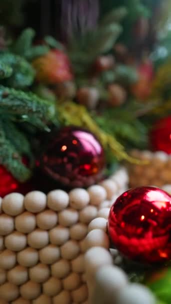 Διακόσμηση Χριστουγεννιάτικων Διακοσμήσεων Στον Πάγκο Των Καταστημάτων Υψηλής Ποιότητας Πλάνα — Αρχείο Βίντεο