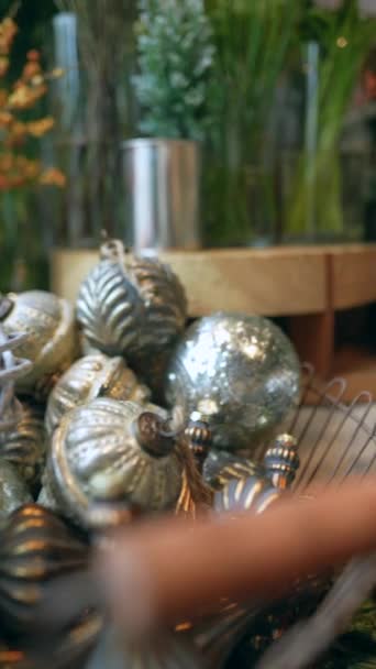Ornamentos Férias Exibidos Balcão Decoração Lojas Imagens Alta Qualidade — Vídeo de Stock