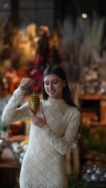 Proprietar Specializat Ornamente Crăciun Detaliază Clasă Despre Realizarea Decorațiunilor Anul — Videoclip de stoc