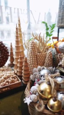Mağaza tezgahında dekor ile sergilenen çeşitli Noel süsleri. Yüksek kalite 4k görüntü