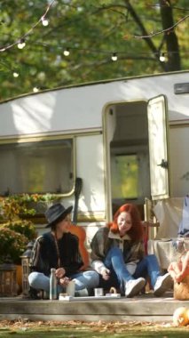 Şık hippi tarzı, trend genç kızların sonbahar kampında bir karavanla dinlenmesi gibi tüm ekranlarda sergileniyor. Yüksek kalite 4k görüntü