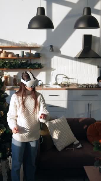 Apartamento Bien Iluminado Una Chica Animada Explora Realidad Virtual Con — Vídeos de Stock