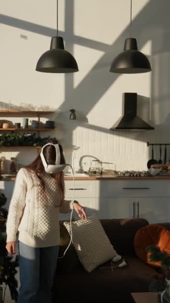 Ein Aufgewecktes Mädchen Einer Sonnigen Wohnung Mit Einem Virtual Reality — Stockvideo