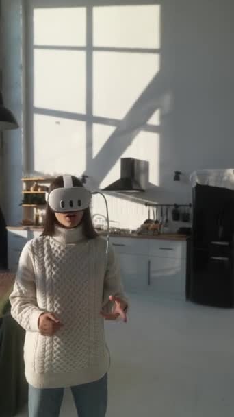 女の子は自宅で3Dバーチャルリアリティを体験し 彼女のアパートでVrヘッドセットを着ています 高品質の4K映像 — ストック動画