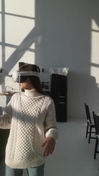 Usando Auricular Una Chica Está Inmersa Realidad Virtual Apartamento Imágenes — Vídeo de stock