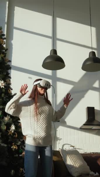 Zapojena Virtuální Reality Zářící Dívka Těší Slunné Bytové Prostředí Vysoce — Stock video