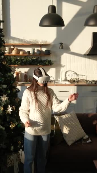 Com Luz Sol Fluindo Uma Garota Vibrante Experimenta Realidade Virtual — Vídeo de Stock