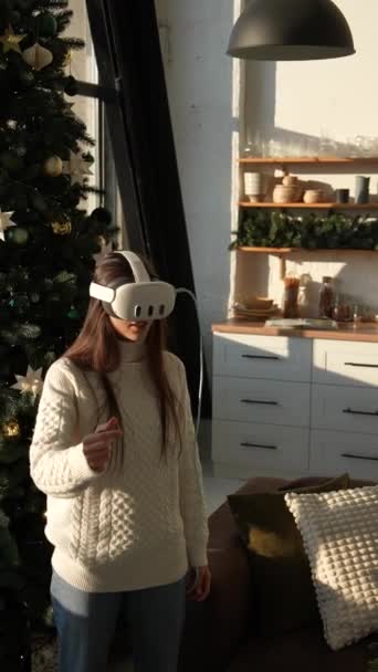 在一个阳光灿烂的氛围中 一个聪明的女孩沉浸在虚拟现实中 高质量的4K镜头 — 图库视频影像