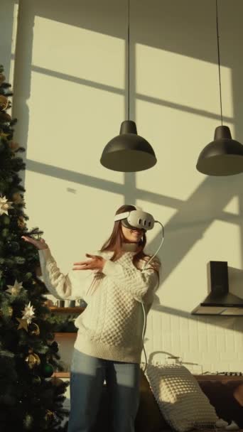 Într Apartament Luminat Soare Fată Vibrantă Folosește Set Cască Realitate — Videoclip de stoc