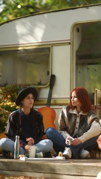 Olhar Hippie Inspirado Duas Meninas Encantadoras Têm Momento Animado Perto — Vídeo de Stock