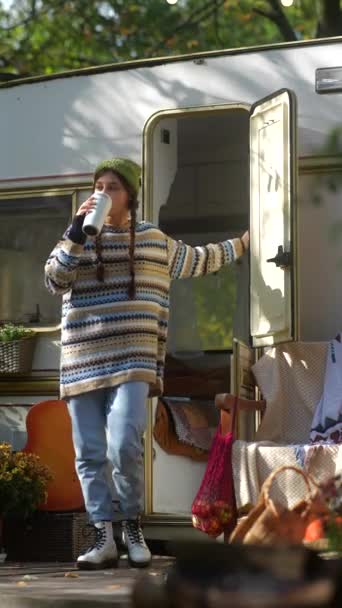 Een Trendy Hippie Meisje Met Een Gitaar Een Thermosfles Warme — Stockvideo