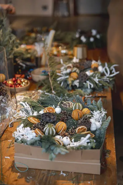 Ambiente Festivo Resuena Través Tienda Decoración Flores Navidad Foto Alta — Foto de Stock