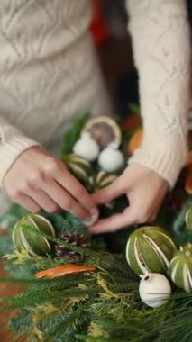 Genç bir kadın Noel ziyafeti hazırlamak için bir zanaat atölyesine katılıyor. Yüksek kalite 4k görüntü