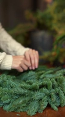 Genç ve güzel bir kadın tarafından açıklanan evde adım adım Noel çelengi yaratma konusunda rehberlik. Yüksek kalite 4k görüntü