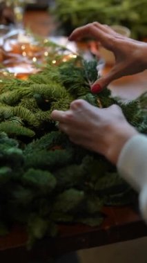 Noel süsü için evde şenlik süsleri hazırlıyorum. Yüksek kalite 4k görüntü