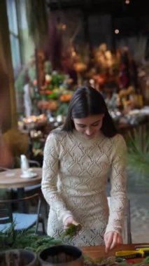 El yapımı Noel çelengi yapan genç bir kızın zarafetini gösteren fotoğraflar. Yüksek kalite 4k görüntü