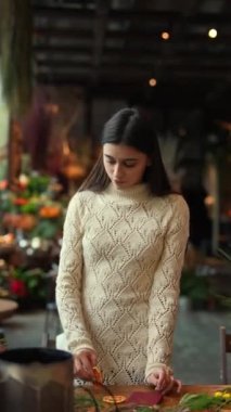 Bir üstat sınıfında Noel çelengi hazırlayan genç ve güzel bir kadın. Yüksek kalite 4k görüntü