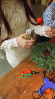 Ev ortamında bağımsız olarak Noel süsleri yapıyor. Yüksek kalite 4k görüntü