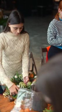Bir üstat sınıfına giren genç bir bayan, Noel süslemeleri yaratır. Yüksek kalite 4k görüntü