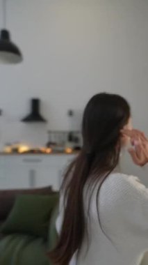 Şenlikli bir Noel atmosferinde, sevimli genç bir bayan aynanın önünde makyaj yapar. Yüksek kalite 4k görüntü