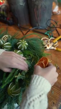 Ev yapımı Noel süslemeleri üzerine atölye çalışması. Yüksek kalite 4k görüntü