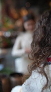 El yapımı bir Noel çelengi yapan genç bir bayanın zarafetini gösteren bir fotoşop. Yüksek kalite 4k görüntü