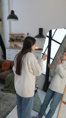 Noel 'in şenlikli ortamında güzel bir genç bayan makyajını özenle yapar. Yüksek kalite 4k görüntü