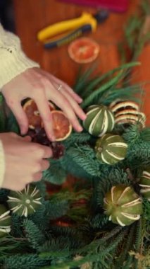 Bir zanaat ustası dersinde Noel çelengi yapma sürecinin derinlemesine görüntüleri. Yüksek kalite 4k görüntü