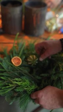  Noel çelengi yapan hoş bir genç bayanın el işi seansı. Yüksek kalite 4k görüntü