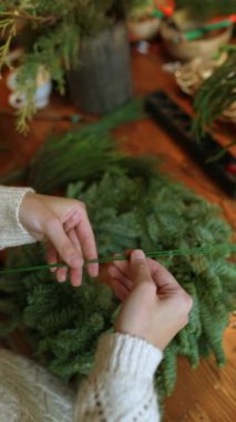 Ev sınırları içinde DIY Noel dekoru oluşturma. Yüksek kalite 4k görüntü