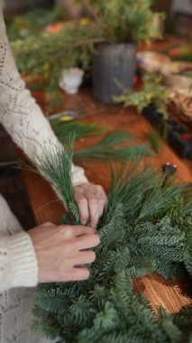 Genç bir bayan Noel ziyafeti hazırlamak için atölyeye katılıyor. Yüksek kalite 4k görüntü