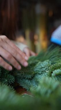  El yapımı Noel çelengi, çiçekçi tezgahında satışa sunulmak üzere hazır. Yüksek kalite 4k görüntü