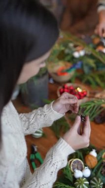 Noel atmosferi canlı ve çiçek ve tatil dekoru dükkanında iyi durumda. Yüksek kalite 4k görüntü
